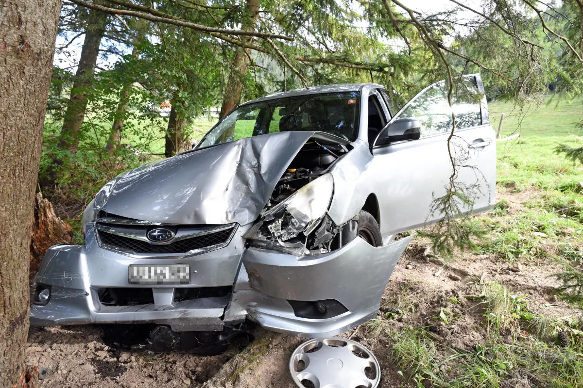 Heftiger Unfall in Ruedsperri – Gestohlenes Fahrzeug mit Baum kollidiert
