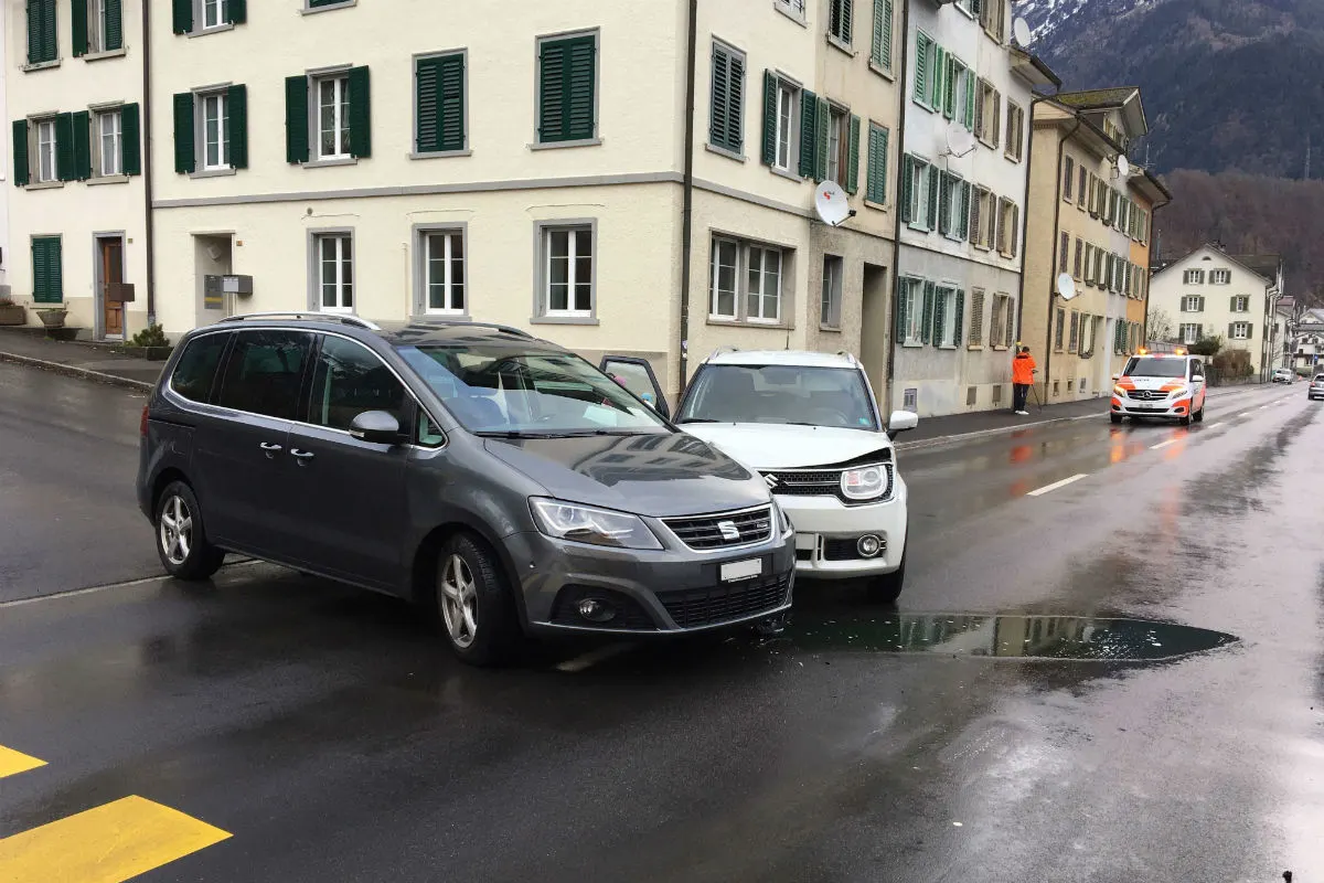 Schwanden GL - Vortrittsberechtigtes Auto übersehen