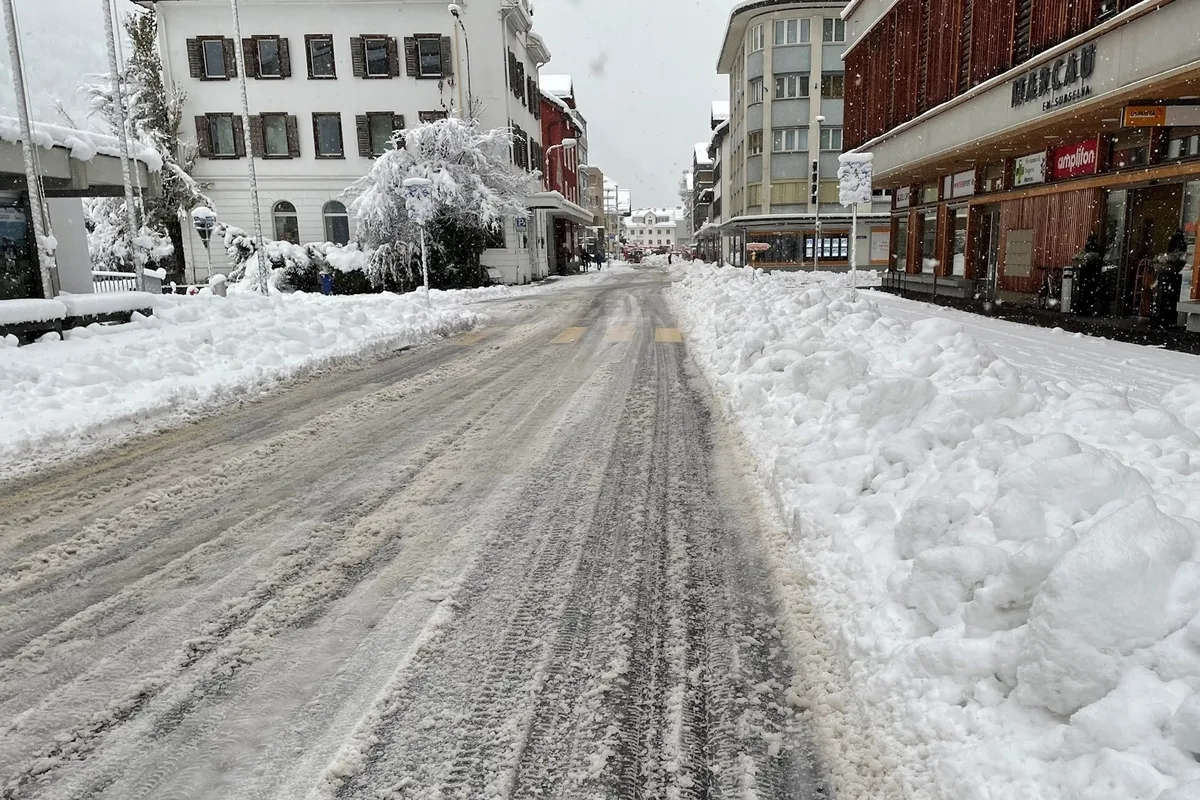 Ilanz GR - Fussgängerin vom Auto angefahren - Mehrere Unfälle im Schnee
