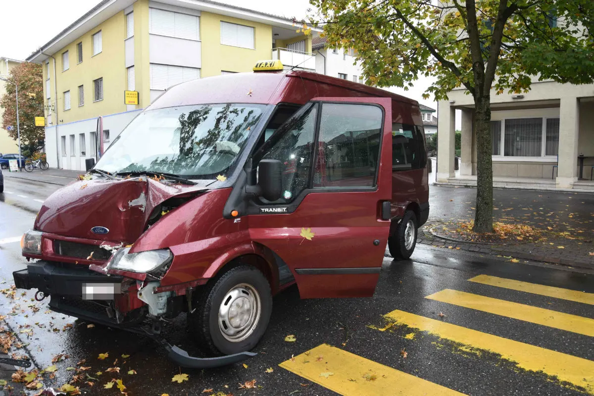 Widnau SG - Unfall zwischen Lieferwagen und Auto