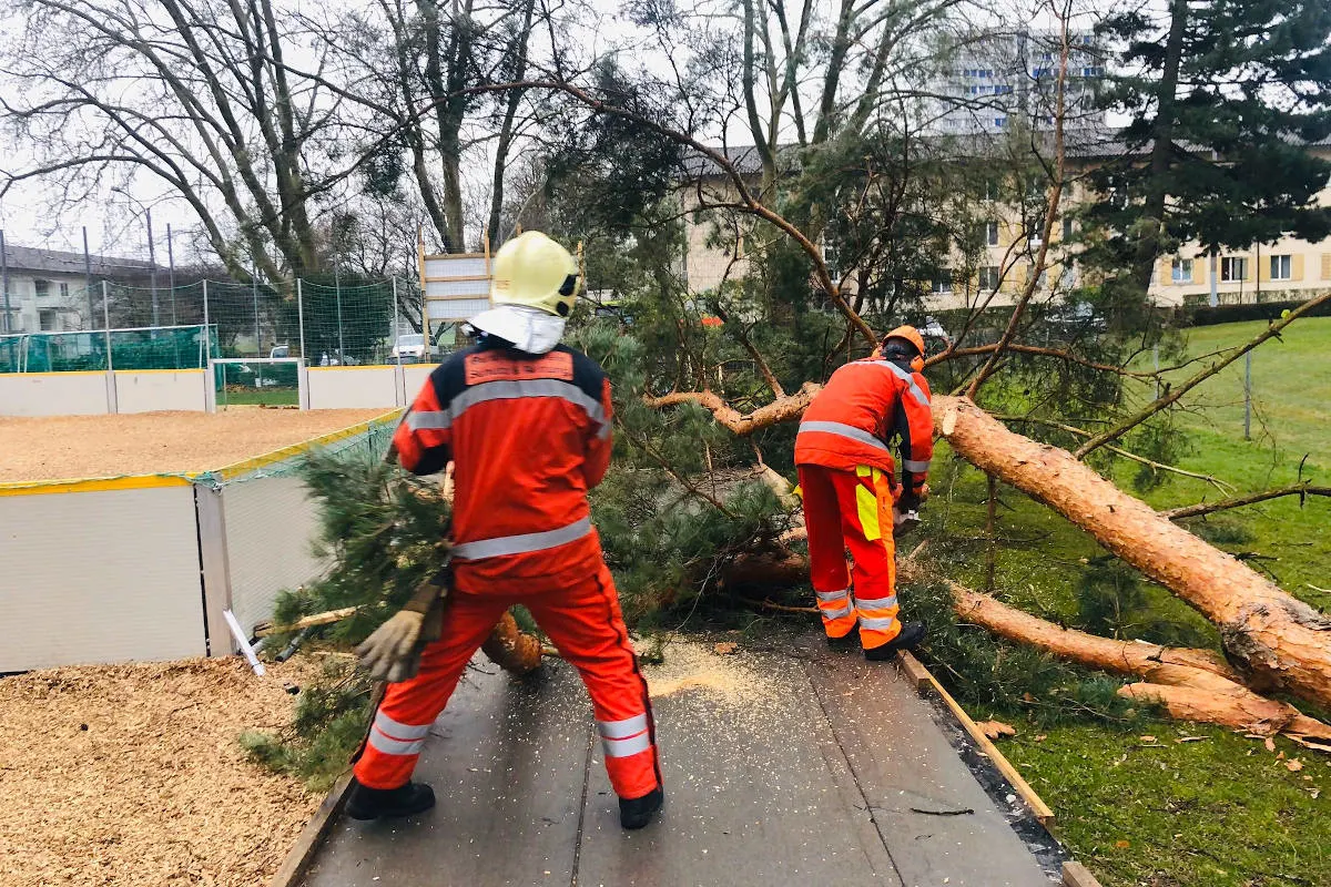 Zürich – Mehrere Brände und Sturm «Luis» forderten die Feuerwehr