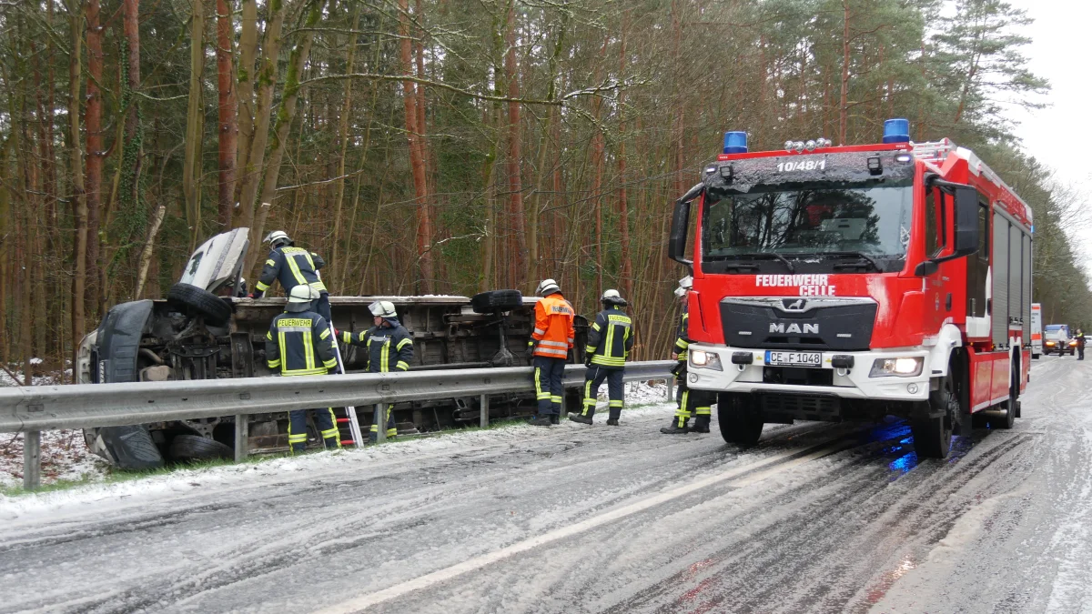 Groß Hehlen: Schwerer Verkehrsunfall mit eingeklemmter Person