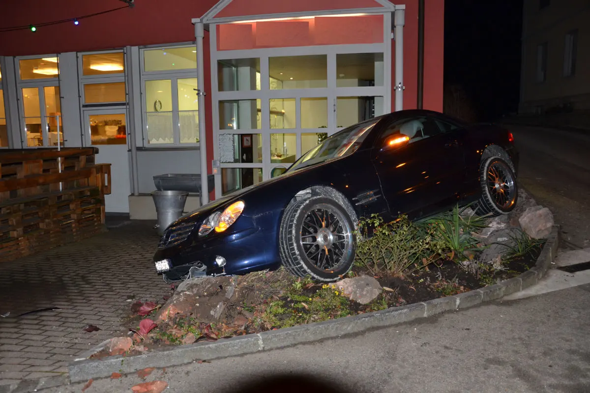 Laufen BL - Fahrzeuglenker verursacht Selbstunfall unter Alkoholeinfluss