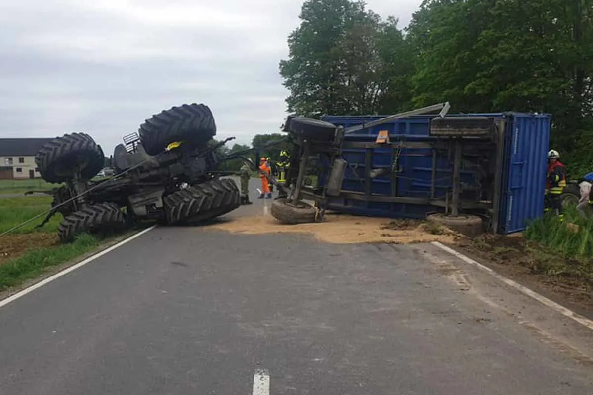Schindau - Traktor mit Anhänger umgekippt - Strasse gesperrt