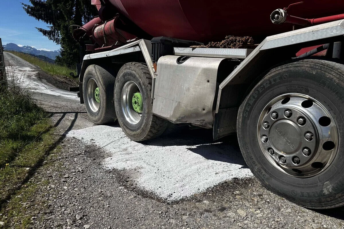 Willerzell SZ - Lastwagen verliert rund 150 Liter Diesel 