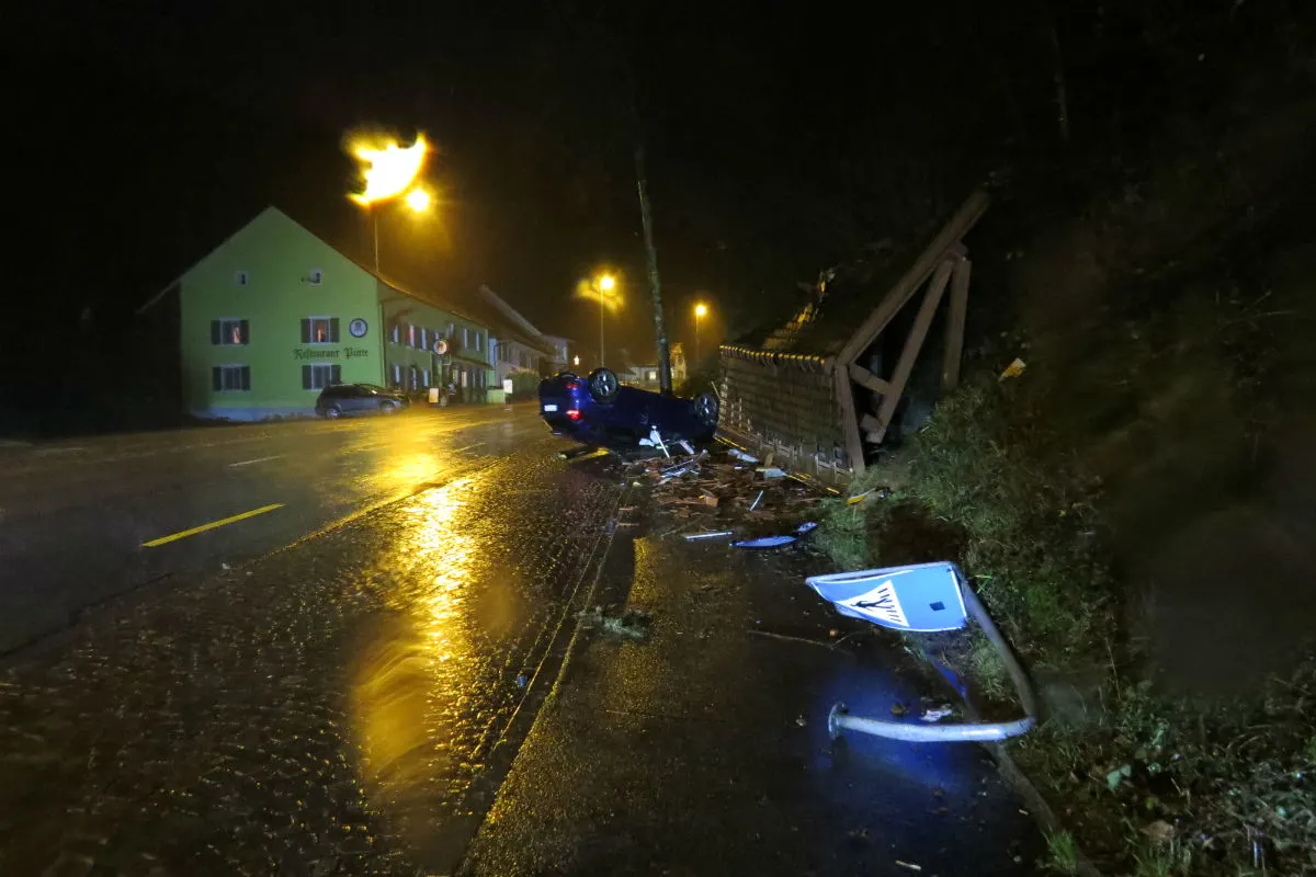 Densbüren AG - Auto landet auf dem Dach