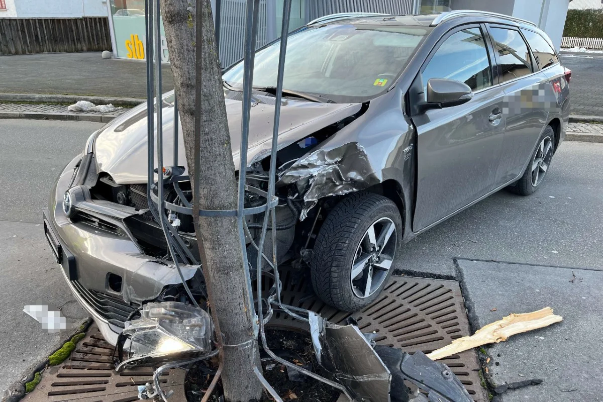 Buchs SG - Frontal in Baum gekracht
