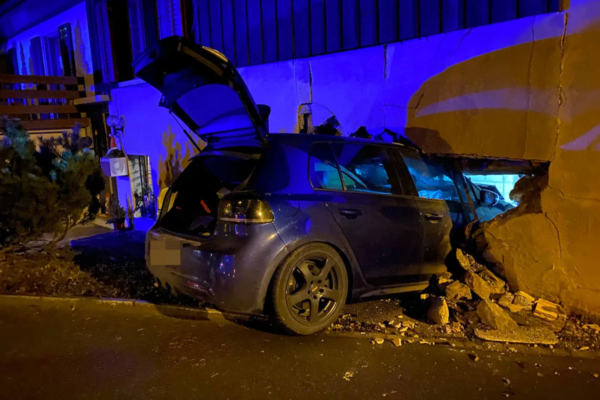Heftiger Unfall in Seon AG – Jugendliche donnern mit Auto in Hausmauer