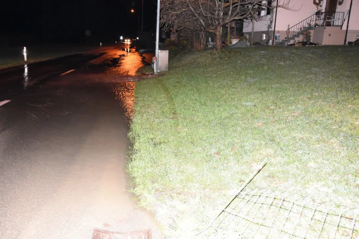 Lenggenwil SG - Nach Unfall ist das Wasser aus dem Reservoir praktisch ganz ausgelaufen!