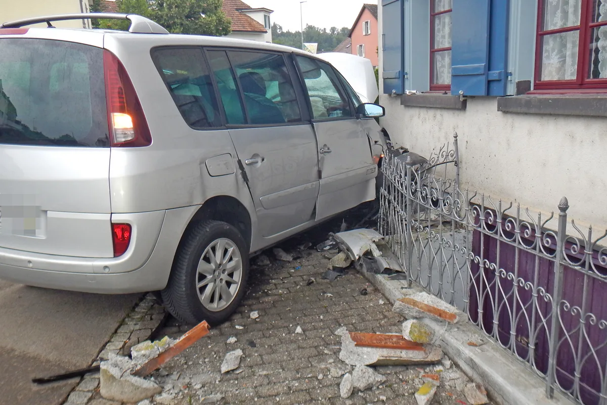Scherzingen TG - 70-Jähriger kracht fahrunfähig gegen Hausmauer
