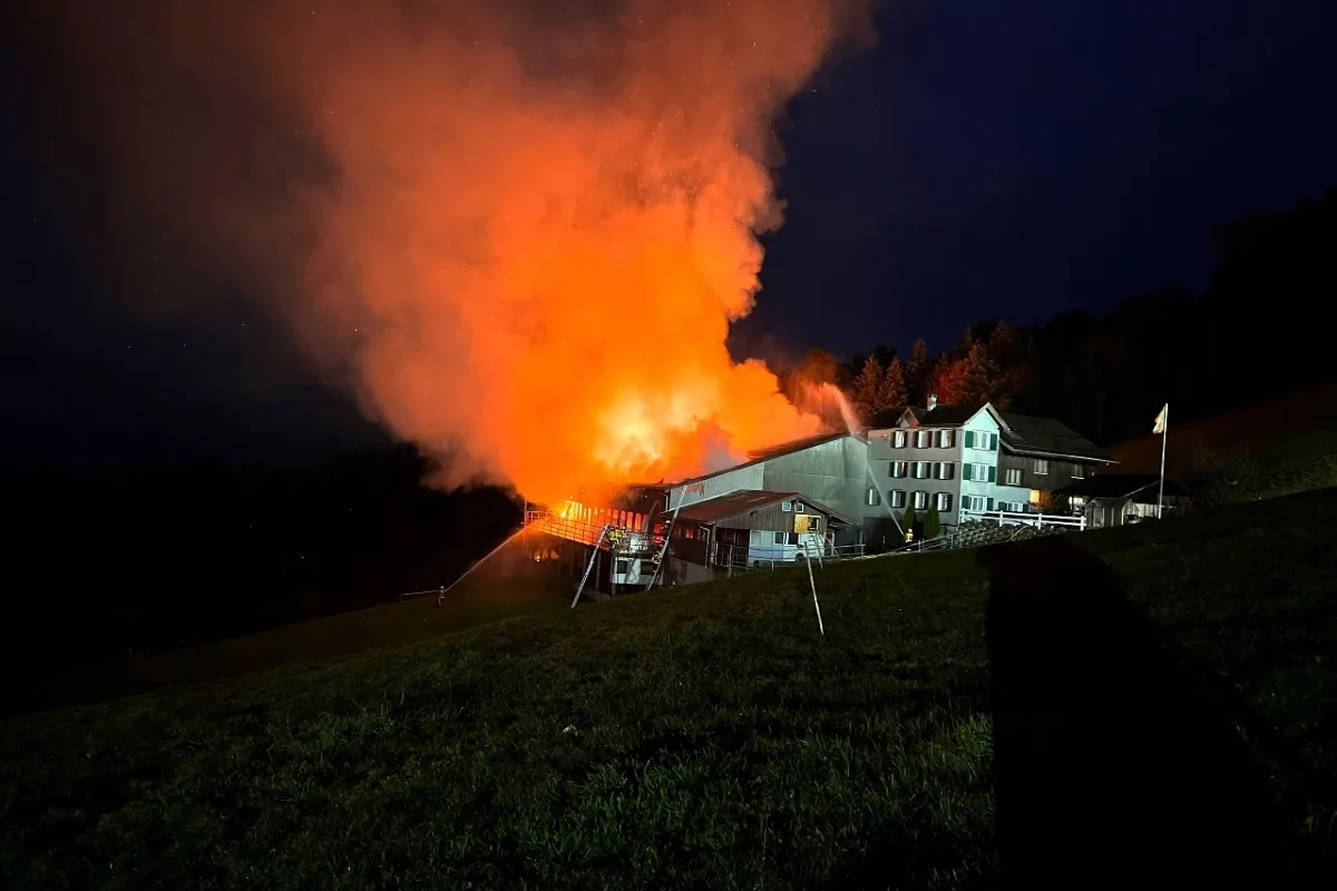 Untereggen SG - Stall in Vollbrand - Löscharbeiten dauern an
