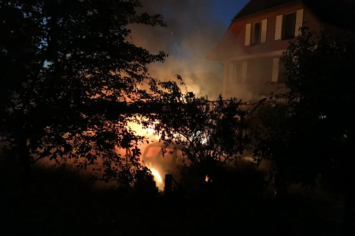 Langenthal BE - Brand zerstört Autounterstand