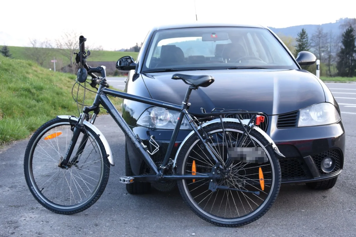 Lömmenschwil SG - Unfall zwischen Velo und Auto