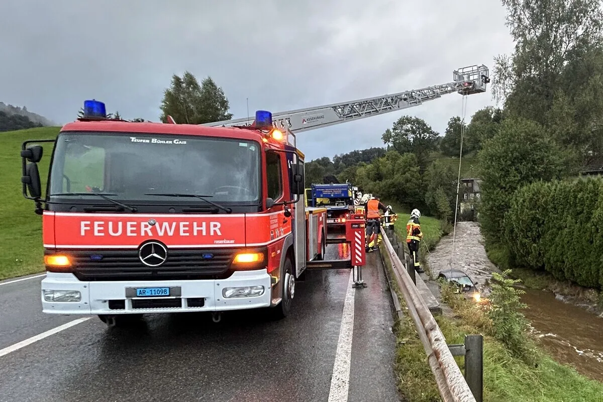Gais AR - 19-jähriger Autofahrer landet bei Unfall im Rotbach