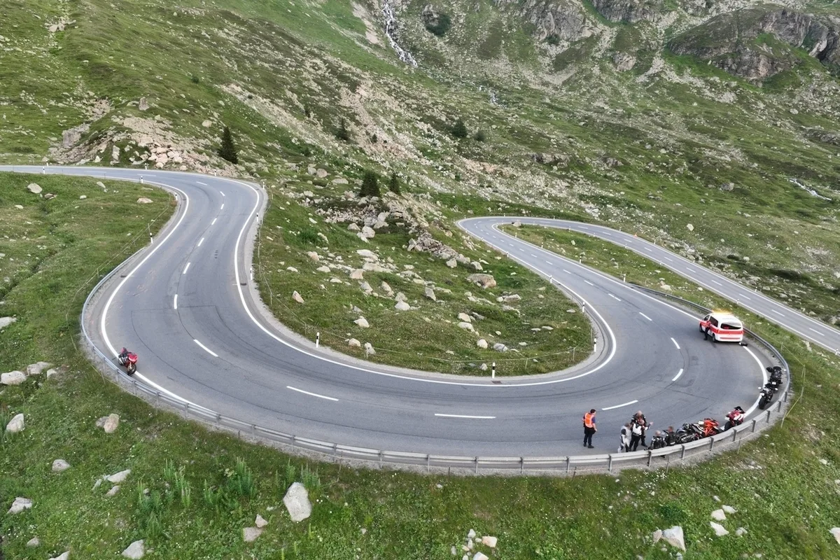 Julierpass GR - Zwei Motorradfahrer stürzen in Linkskurve