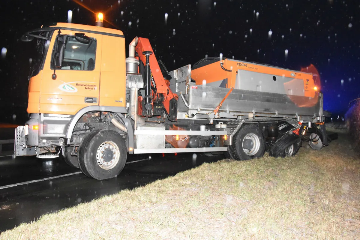 Buchs SG - Fahrunfähiger Autolenker kollidiert mit Salzlastwagen