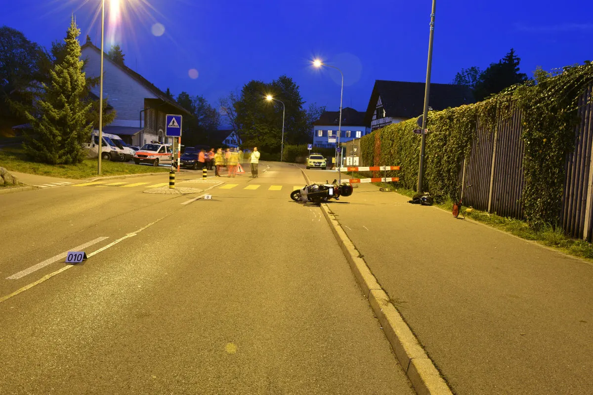 Hombrechtikon ZH - Rollerfahrer stürzt und verletzt sich schwer