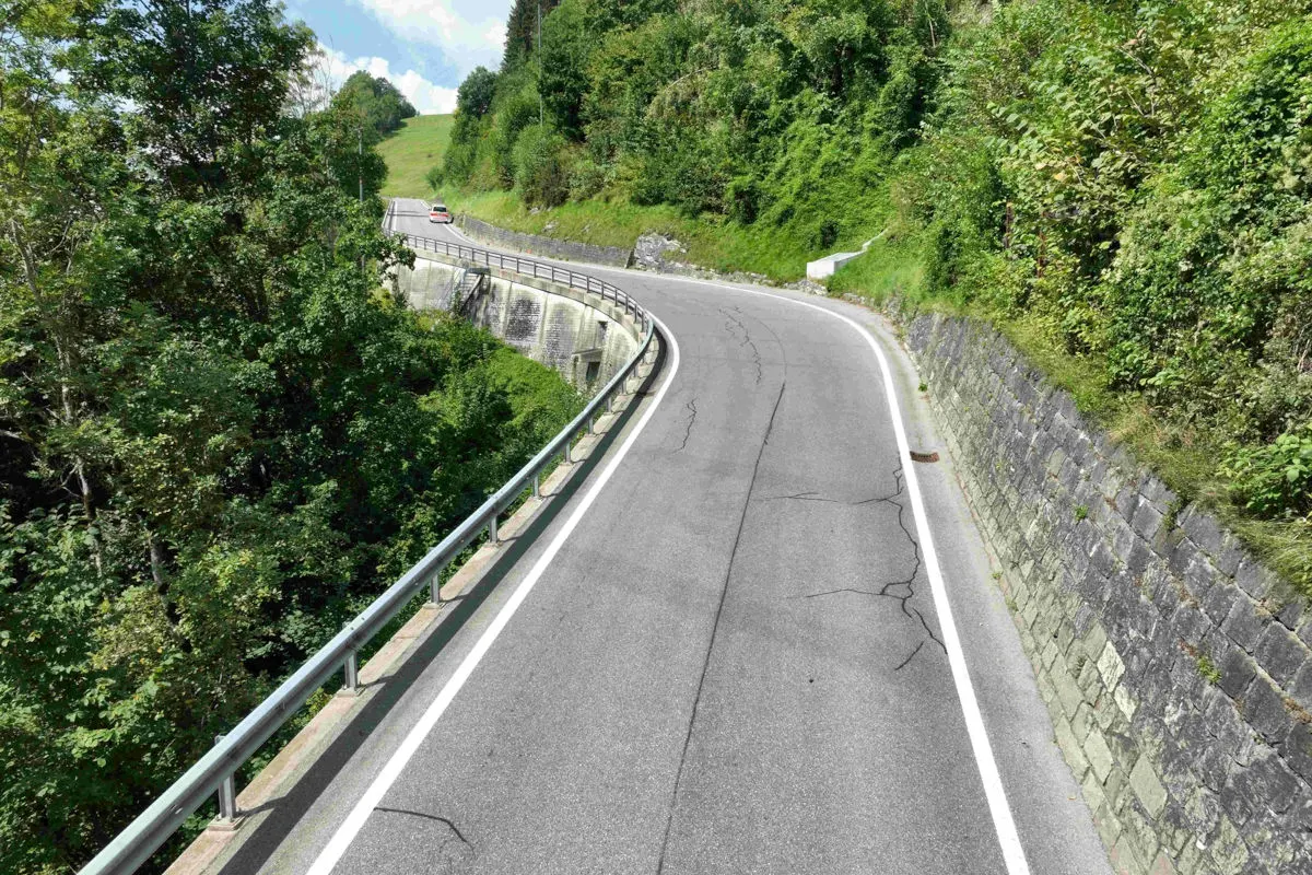 Unfall bei Brigels GR – Töfflenker prallt gegen Mauer