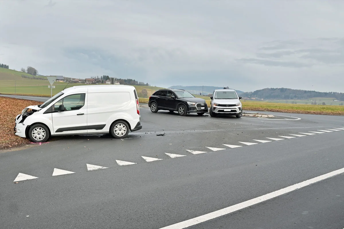 Beromünster LU – Zwei Verletzte nach Unfall von drei Autos