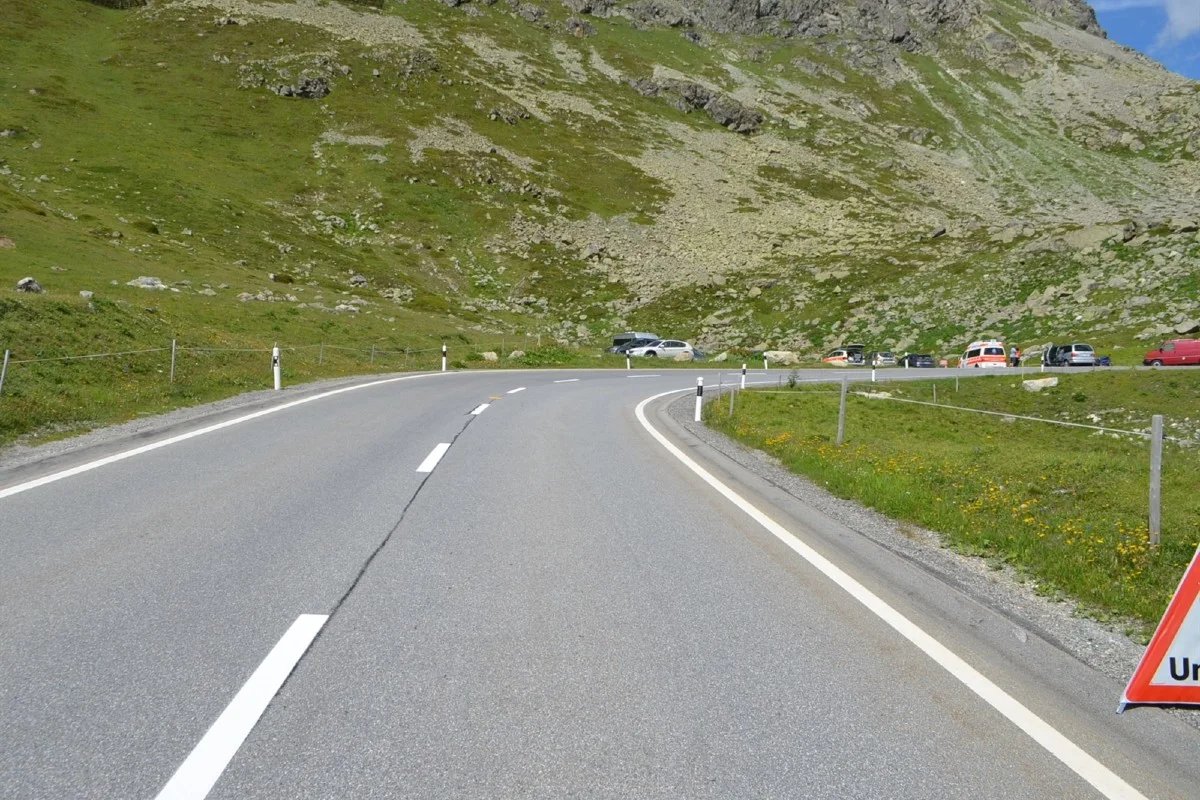 Bivio GR - 22-jähriger Motorradlenker kollidiert beim Überholen mit Auto