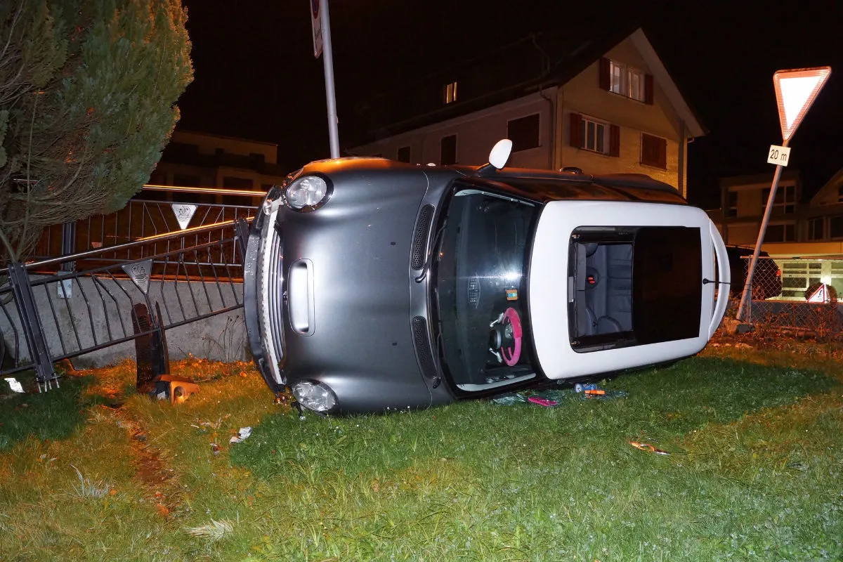 Unterägeri ZG - Junglenkerin verliert Kontrolle über Auto