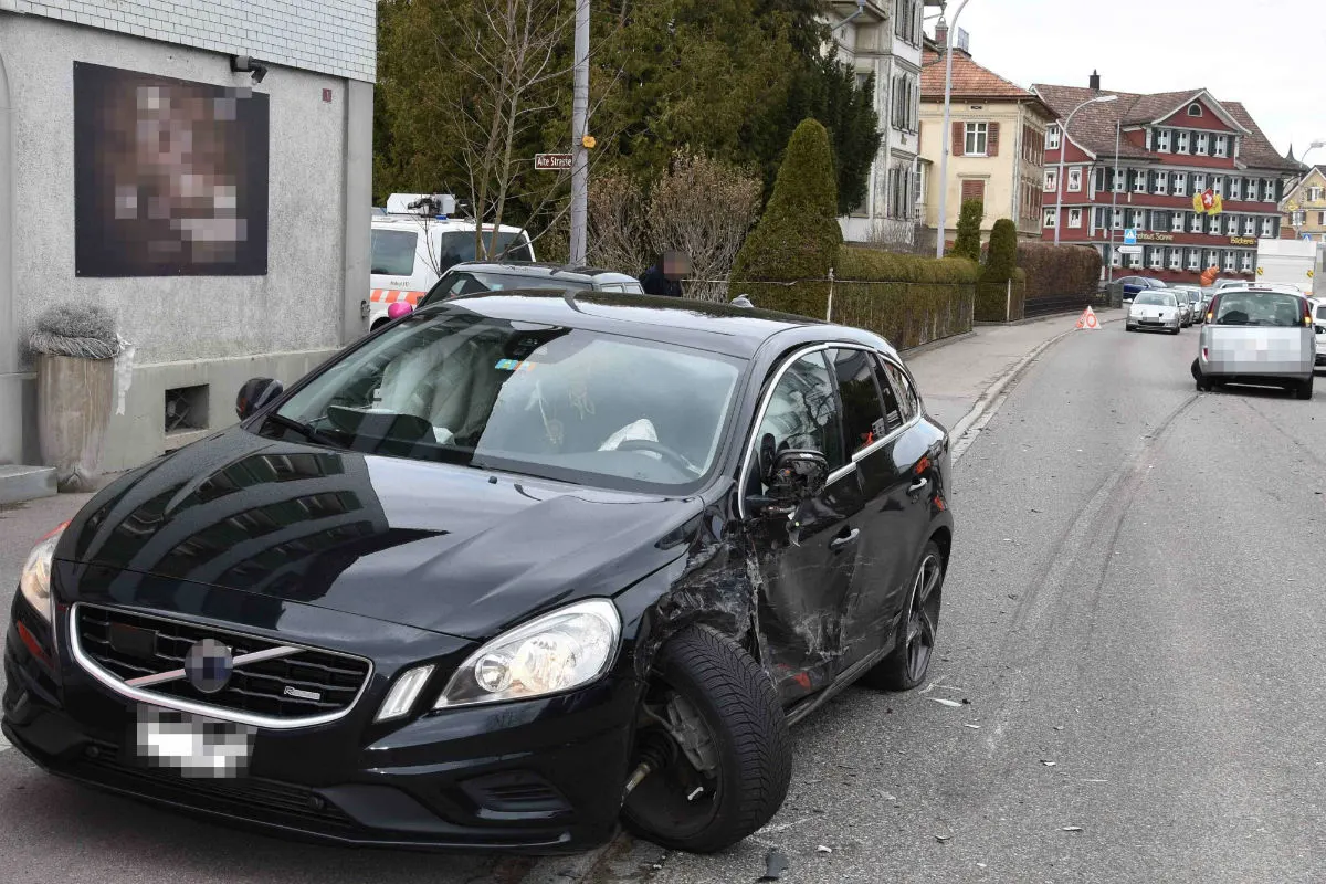 Bütschwil SG - Streifkollision zwischen zwei Autos