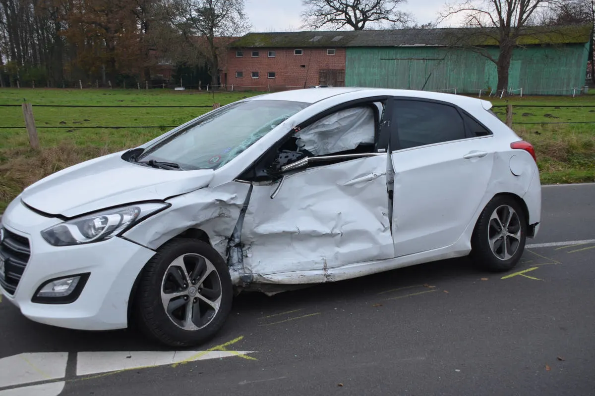 Kammerbusch - Unfall zwischen Notarzt und PKW