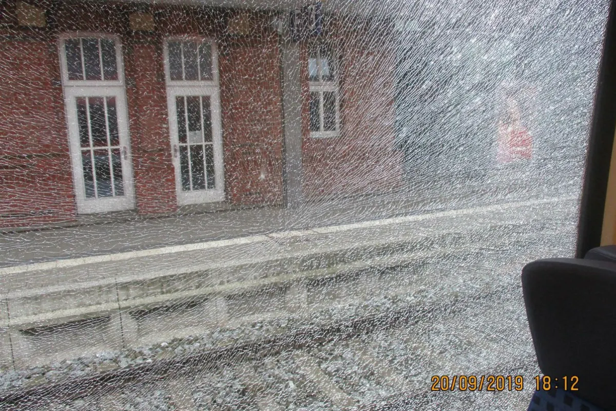 Rostock - S-Bahn mit Steinen beworfen - Zeugenaufruf