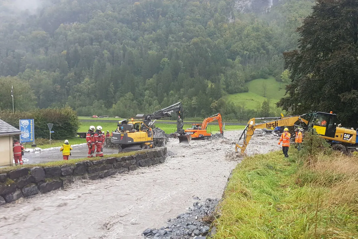 Unwetter in Glarus Süd – Verkehr durch Diesbach gesperrt wegen Hochwasser