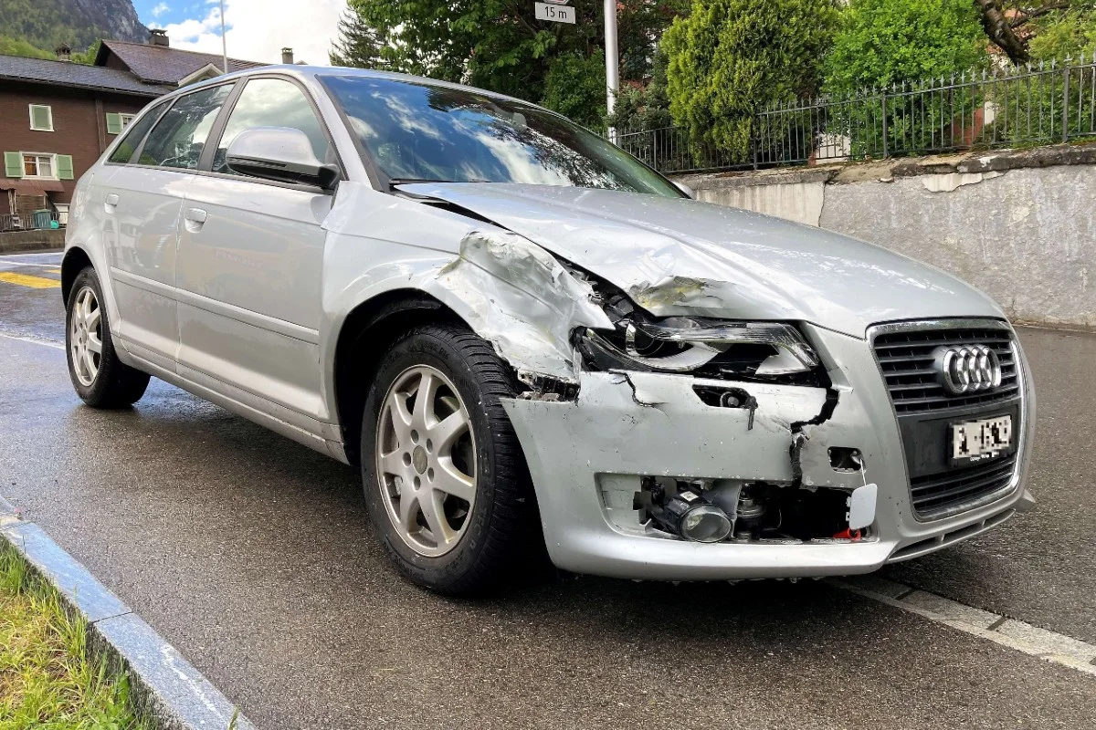 Beim Abbiegen in Mitlödi verunfallt