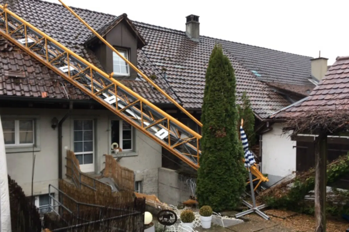 Rafz ZH - Kran kippt auf Haus