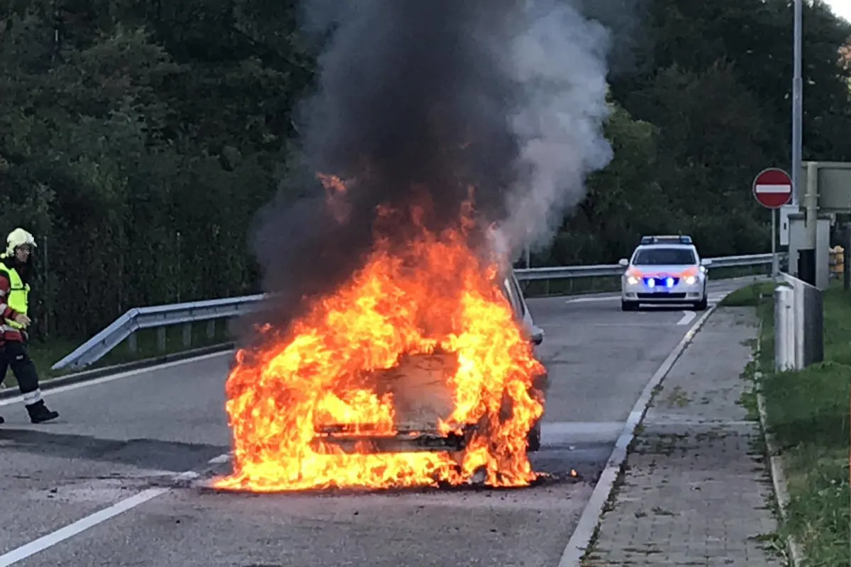 A2 Tenniken BL - Personenwagen bei Brand vollends zerstört