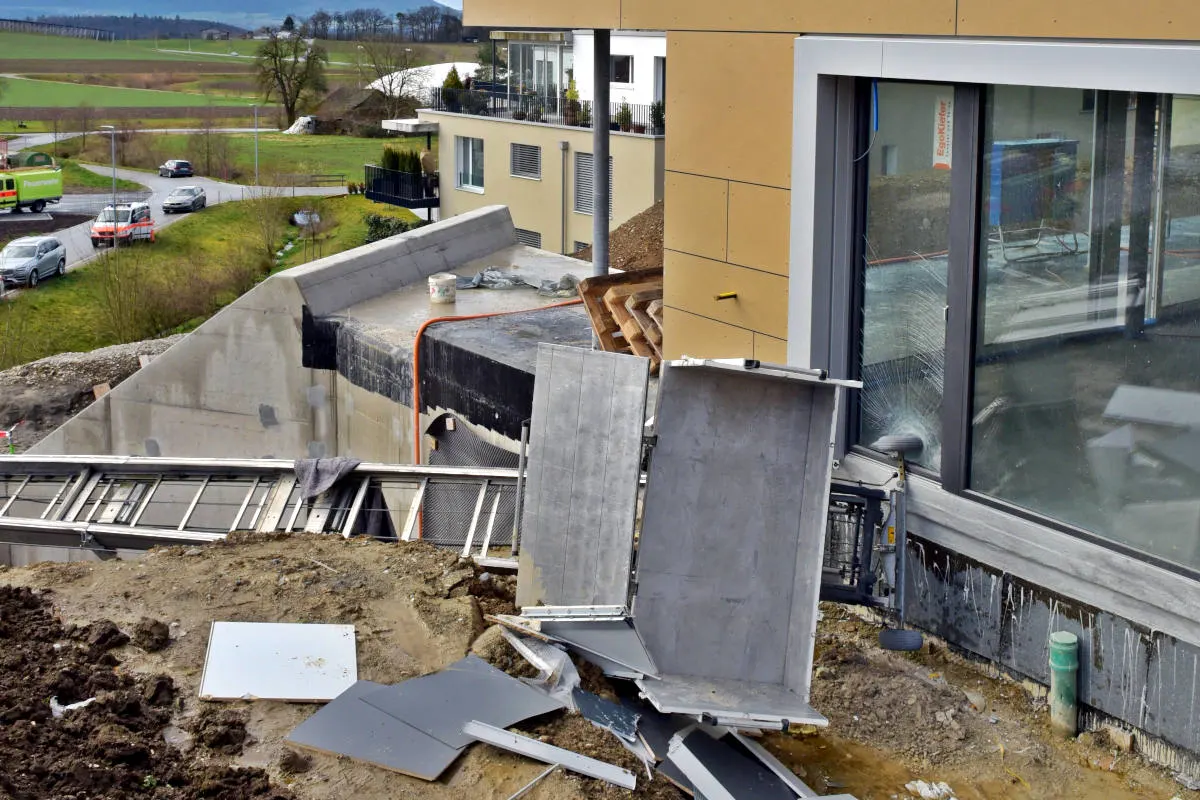 Laufen-Uhwiesen ZH – Arbeiter bei Sturz verletzt