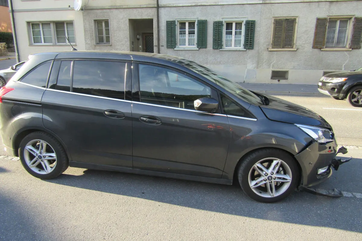 Schwanden GL - Verkehrsunfall zwischen zwei Personenwagen