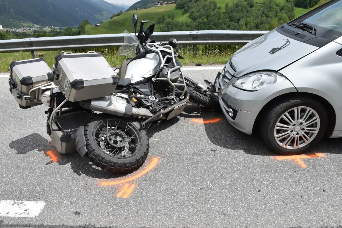 Disentis GR - Motorradfahrer kollidiert mit Auto
