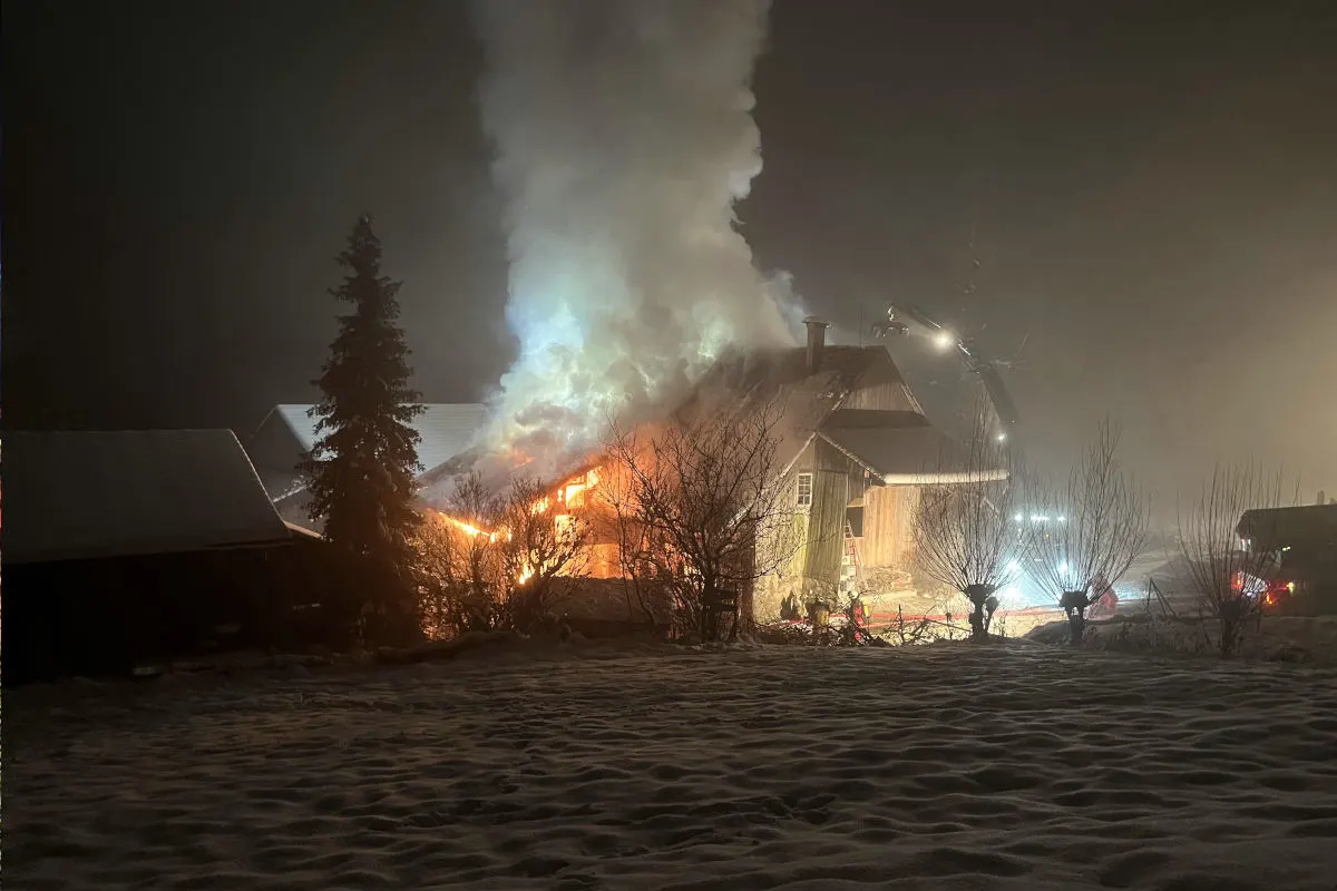 Dürnten ZH – Grosser Schaden bei Brand eines Bauernhauses 