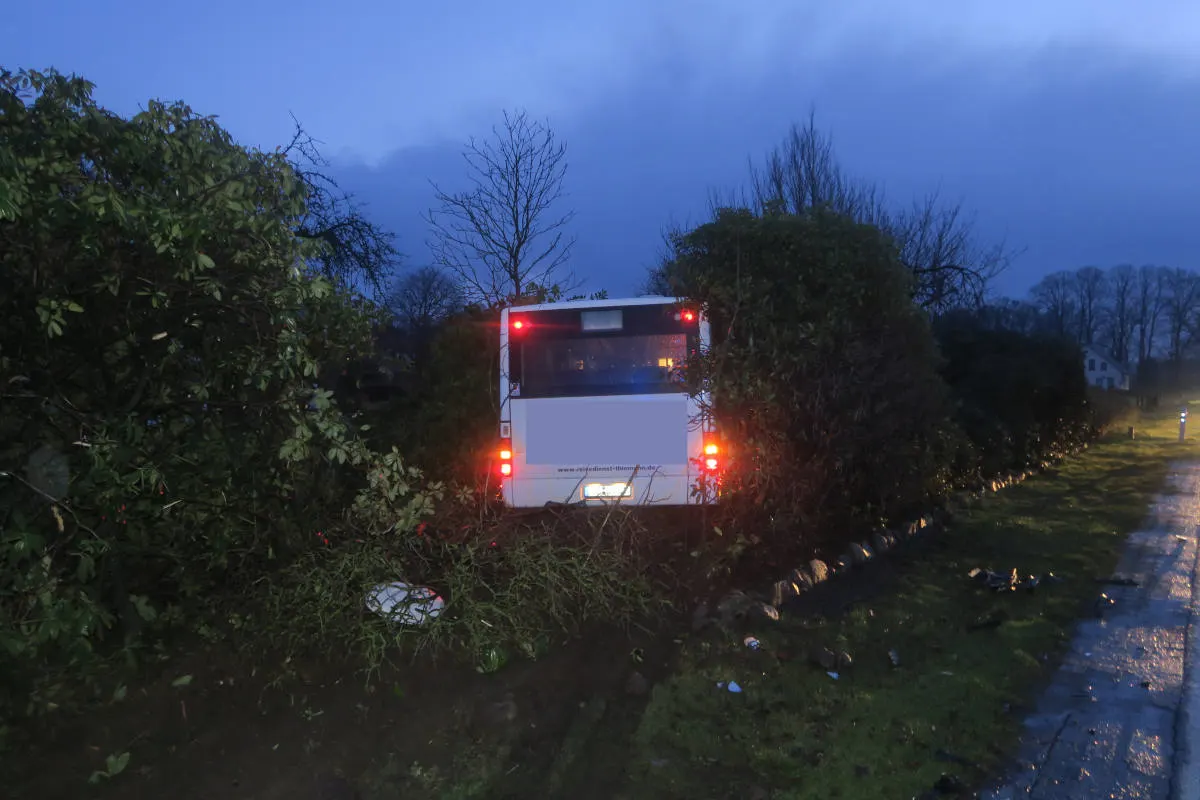 Ganderkesee – Verkehrsunfall zwischen Pkw und Schulbus