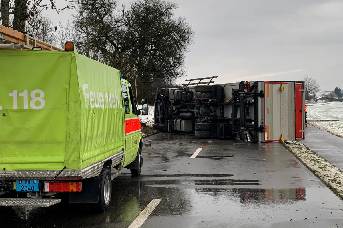 Unfall in Watt ZH – Lastwagenchauffeur bei Verkehrsunfall verletzt