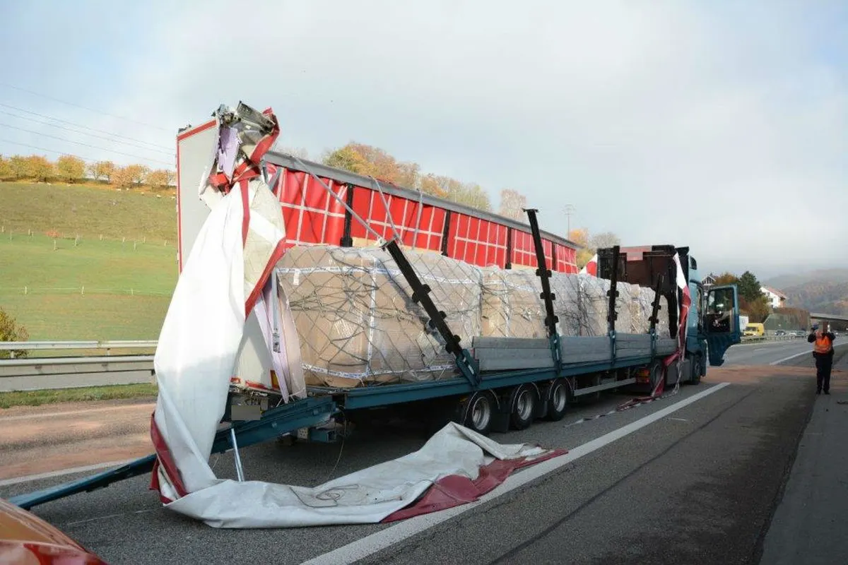 A2/Diegten BL - Lastwagen prallt in Tunnelwand und Leitplanke