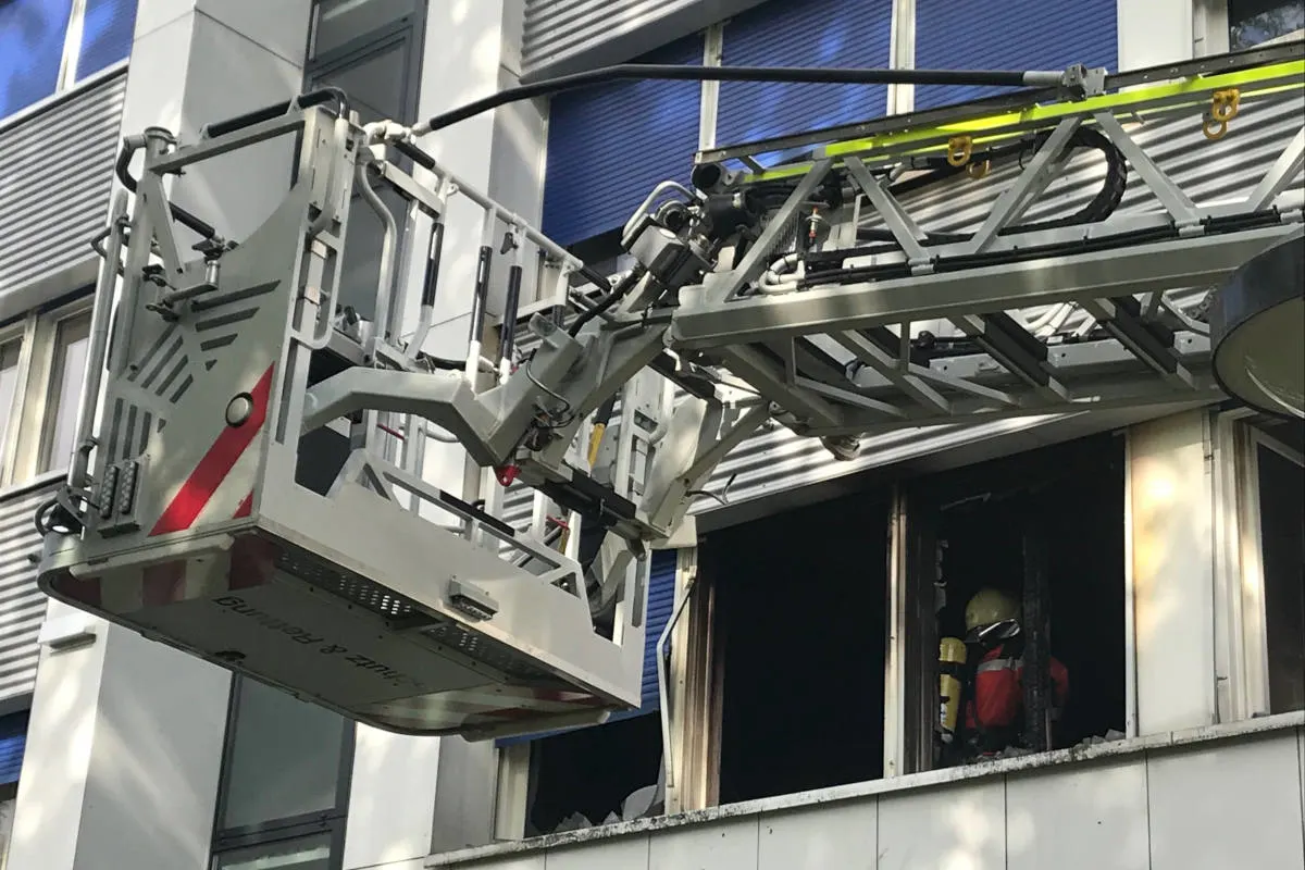 Zürich ZH - Wohnungsbrand in Hochhaus im Kreis 9