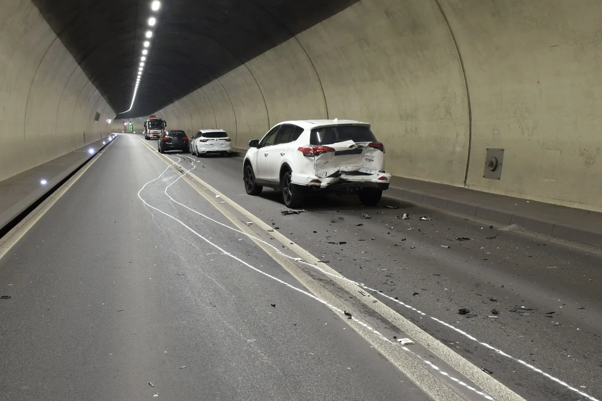 Buchrain LU - Auffahrkollision im Autobahnzubringertunnel – vier Personen verletzt