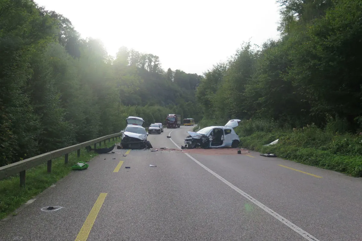 Laufen/Röschenz BL - Frontalkollision führt zu weiterem Unfall