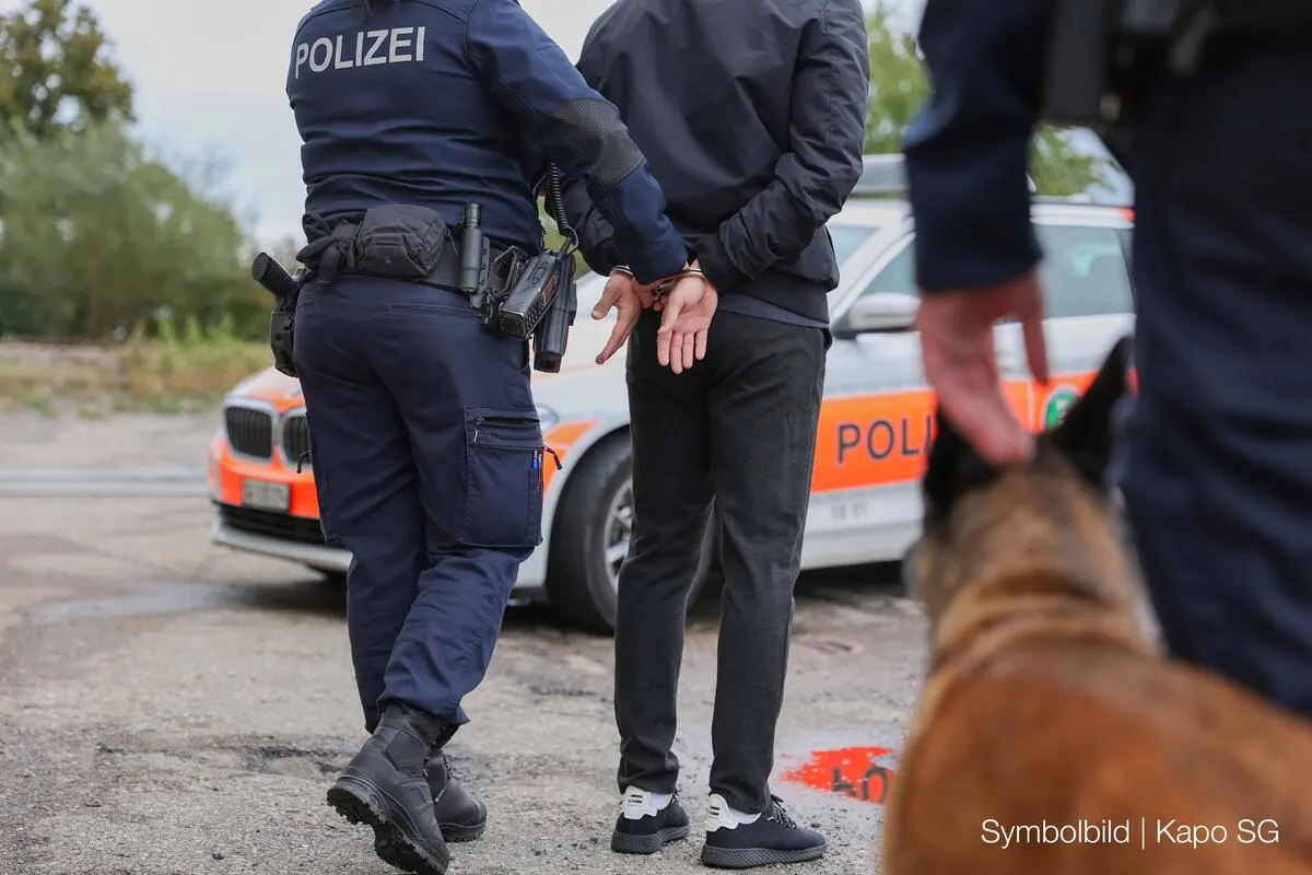 Sennwald SG - Polizeihund "Zen" hilft zwei Diebe zu verhaften 