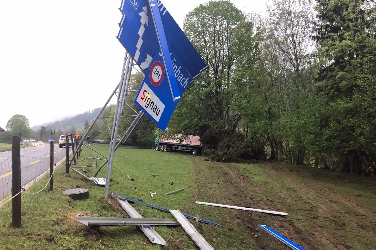 Schüpbach BE -  Aufwändige Lastwagen-Bergung nach Unfall
