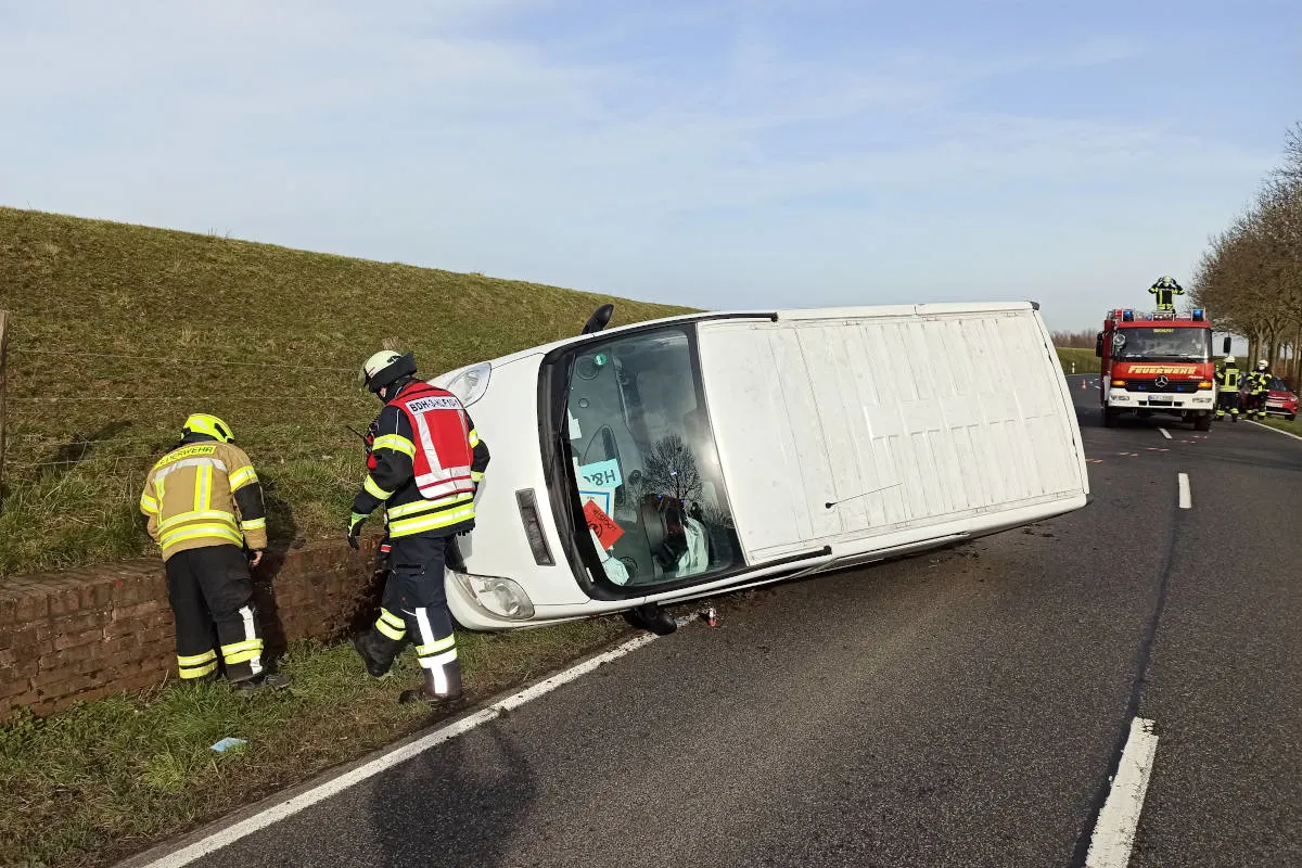 Kleintransporter umgekippt – Verletzter Paketzusteller in Bedburg-Hau 