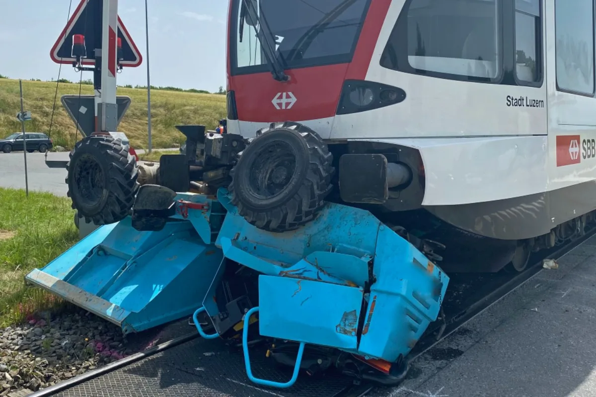 Ballwil LU - Dumper von Zug erfasst - eine Person schwer verletzt