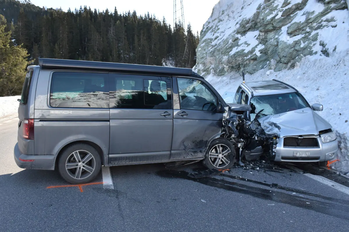 Bivio GR - Autolenkerin gerät über die Fahrbahnmitte hinaus - Frontalkollision!