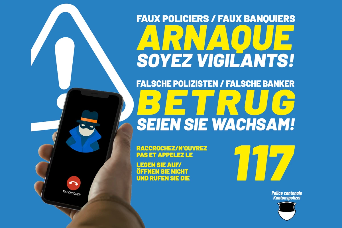 Eine Hand hält ein Smartphone, auf dem ein stilisiertes Bild eines Betrügers angezeigt wird. Der Hintergrund zeigt Textwarnungen vor falschen Polizisten und Bankern.