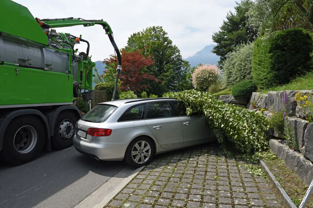 Horw LU - Baum fällt auf Auto und Radfahrerin – eine Person leicht verletzt