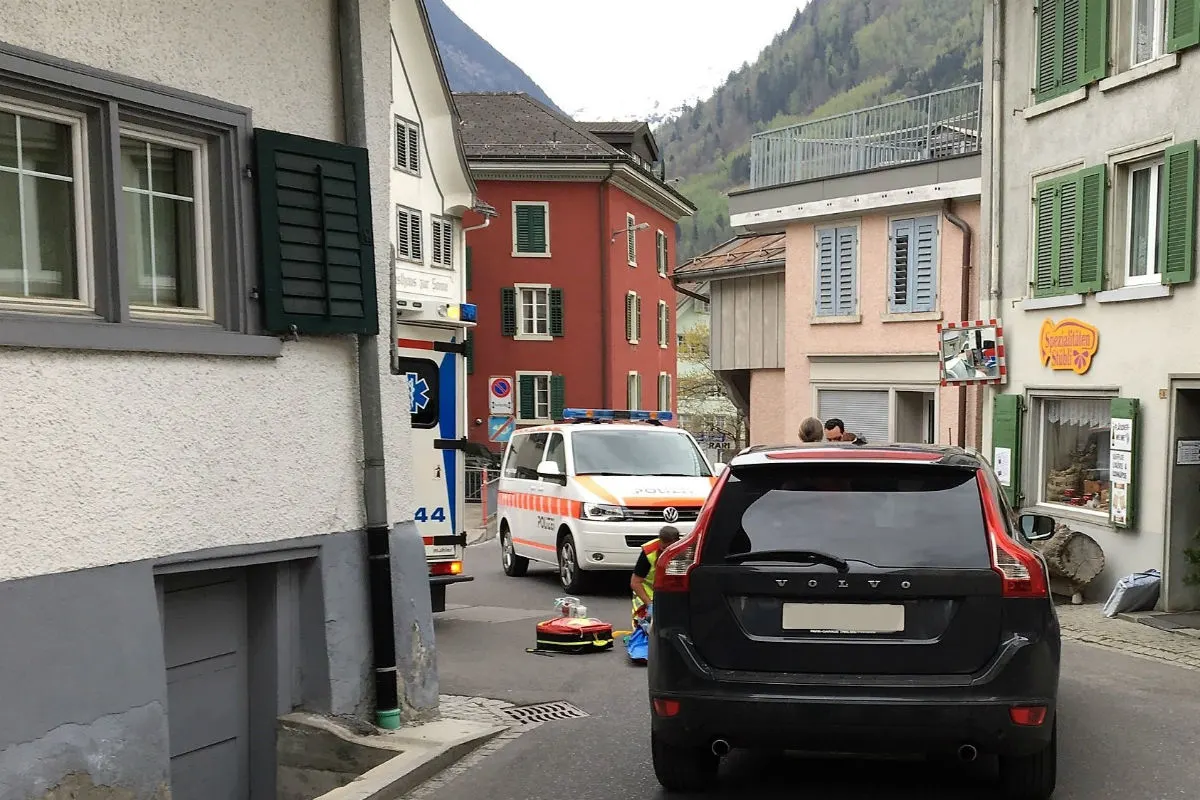 Schwanden GL - 15-Jährige auf dem Velo kollidiert mit Auto